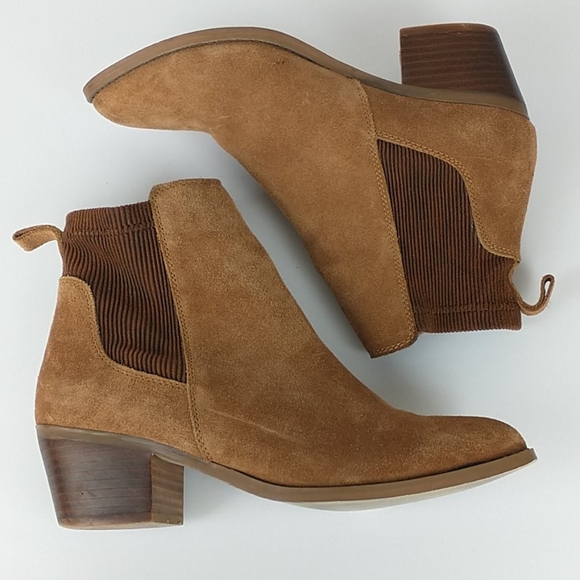 Very Volatile Shoes - Very volatile Raya suede ankle booties size 8